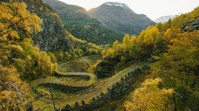 Trekking en la carretera Kongevegen, en Lærdal