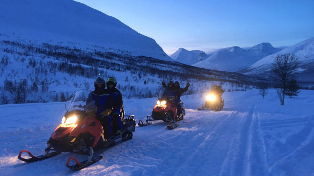 Motos de nieve en Valle de Signaldalen