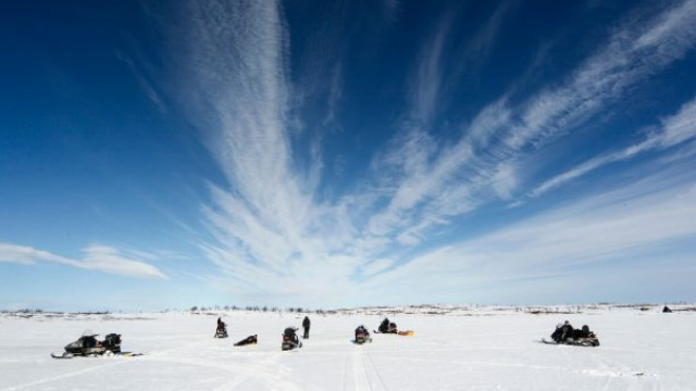 Moto de nieve en lago Inari