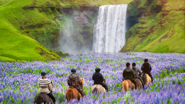 Discesa alla cascata di Skógafoss