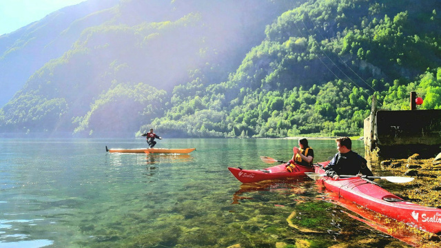 Navegación en Kayak a través del Hardangerfjorden